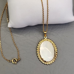 Vintage Mother of Pearl Pendant Necklace Oval White Gold Tone Cable Chain 17″