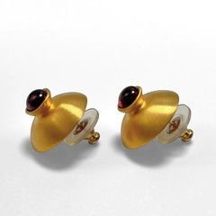 MMA Metropolitan Museum Of Art Earrings Gold Tone Metal Red Cabochon Stone 1995