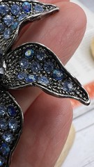 MODERN BROOCH PIN BLUE RHINESTONE DARK SILVER TONE COSTUME JEWELRY WOW 💙