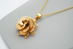 Vintage Giovanni Necklace Gold Tone Rose Flower 15″