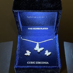 Danecraft Fine Silver Plate/Cubic Zirconia Set. Illuminated box display.￼