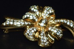Rare Vintage SWAROVSKI Brooch Pin Sparkly Crystals Gold Tone Swan Mark