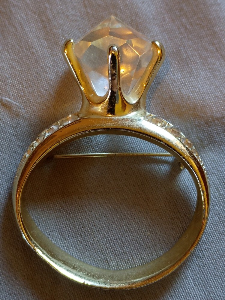Vintage AJC Rhinestone Lucite Gold Tone Ring Brooch.