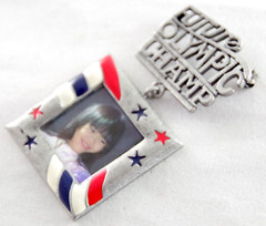 NOS VTG c1980’s DANECRAFT FUTURE OLYMPIC CHAMP PHOTO FRAME SPORTS MOM BROOCH PIN