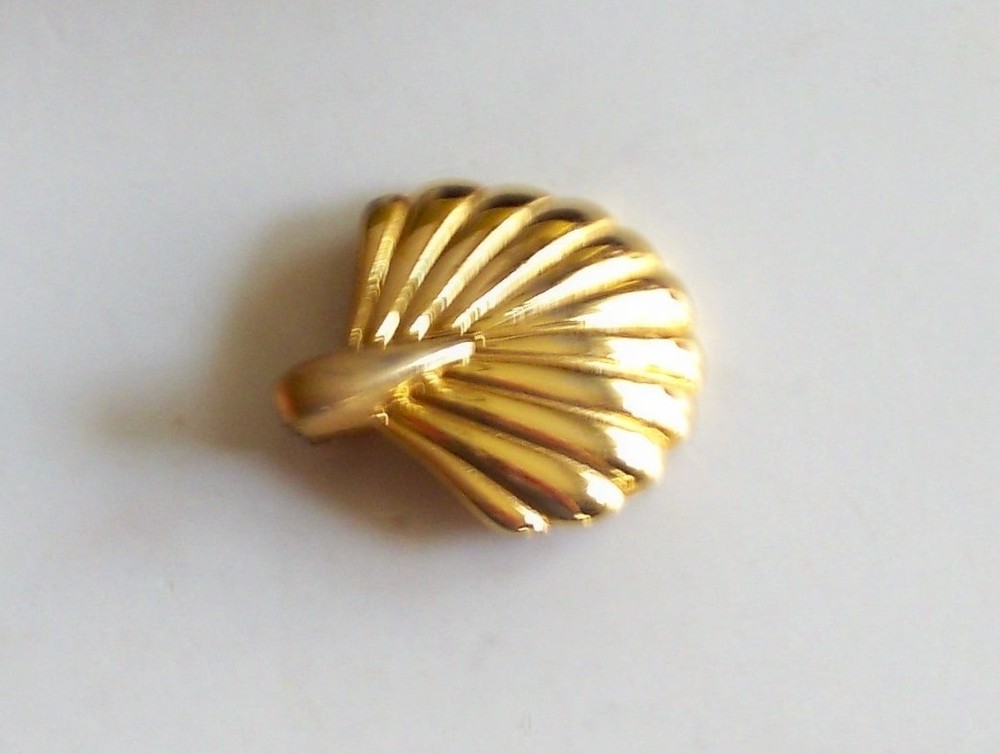 NEW VTG SCALLOPED SEASHELL GOLD TONE HINGED W/ SAFETY CATCH DRESS/SCARF CLIP –A1
