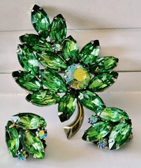 JULIANA STYLE EMERALD GREEN MARQUISE RHINESTONES/IRIDESCENT BROOCH & EARRINGS