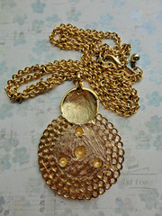VTG SIGNED CASUAL CORNER GOLDTONE ETRUSCAN STYLE FILIGREE MEDALLION NECKLACE