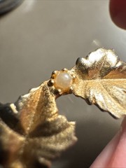 Vintage 1960s Gold Tone Ivy Leaf Wreath Brooch Pin Faux Pearl Rhinestone 1.25”