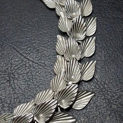Vintage Grooved Leaves Necklace Silver Tone. 16.821