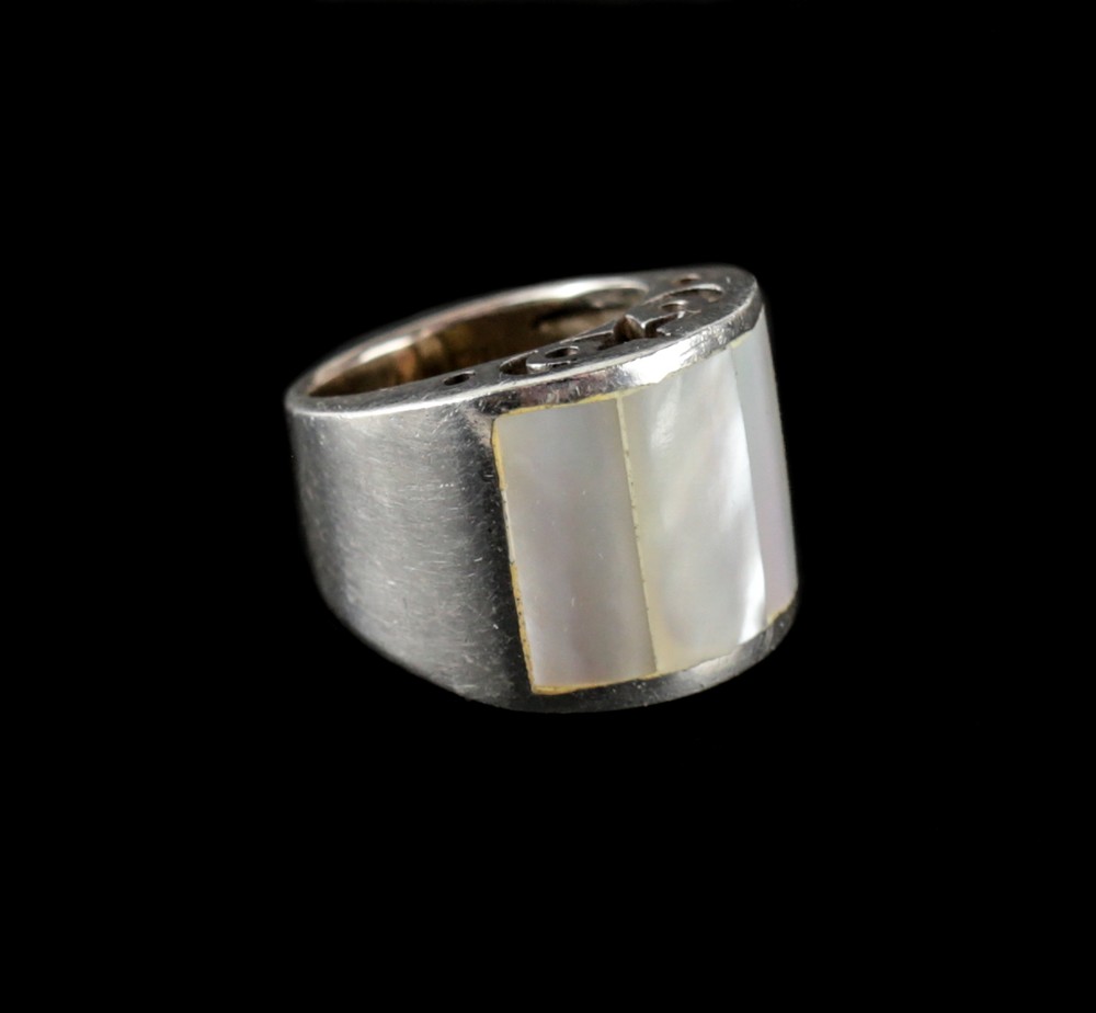 Vtg Sterling Silver Flush mounted Mother of Pearl Modernist ring Size 7.5