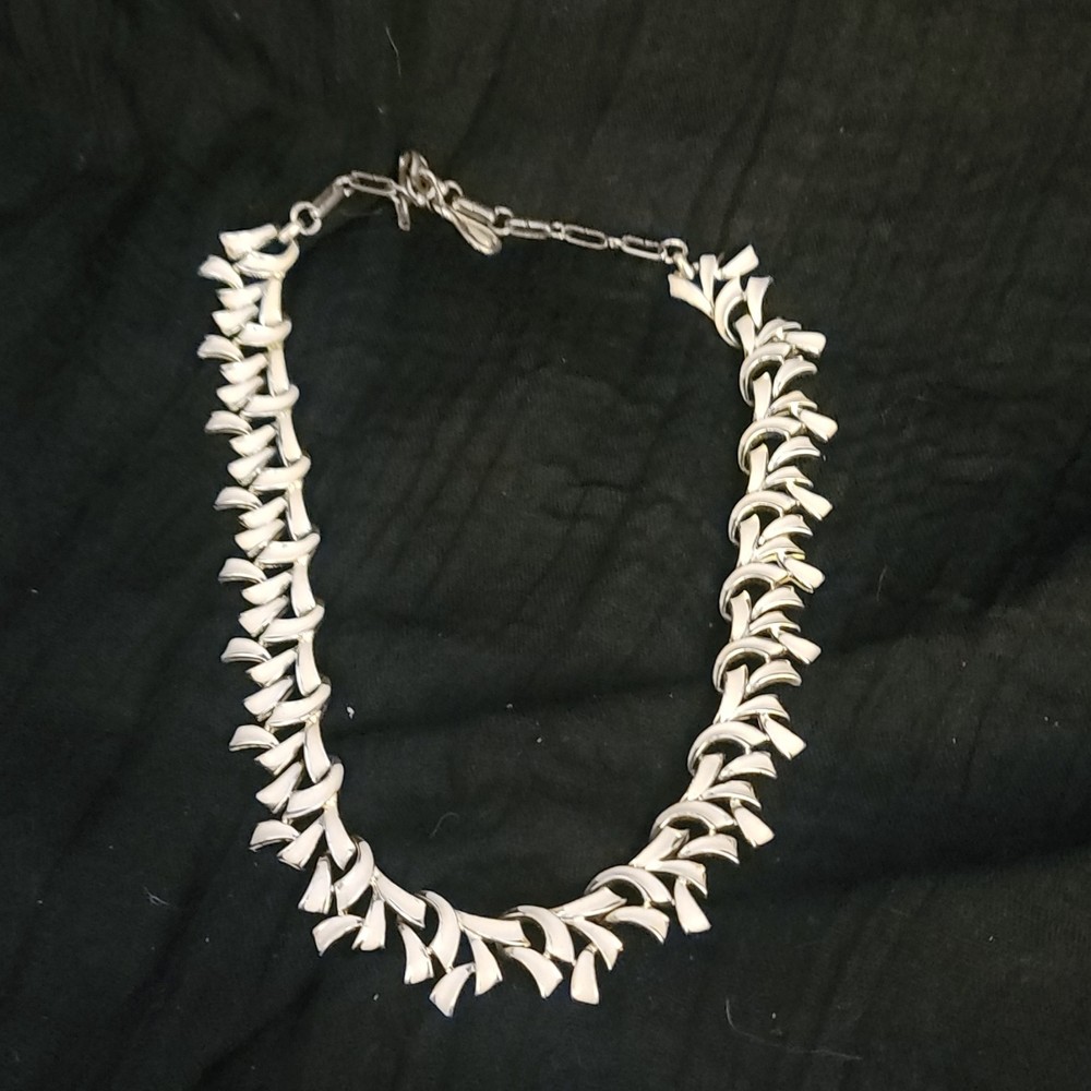 VINTAGE CORO WHITE ENAMELED GOLDTONE 18″ NECKLACE