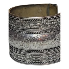 Vintage Wide Silver Tone Etched Cuff Bracelet Floral Boho Open Cuff Size 6.5
