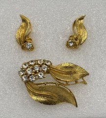 Vintage Unsigned Demi Parure Brushed Gold-Tone Leaves Rhinestone Brooch Clip Ear