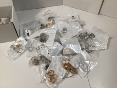 1lb Unsorted Modern Costume Rings Jewelry (M/F) Many Sizes Designs
