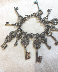 Vintage Key Silver Tone Seven Charm Silver tone Bracelet 6.5″