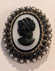 🤍🖤 Vintage Black & White Cameo Brooch — Jet Rhinestones & Faux Pearls