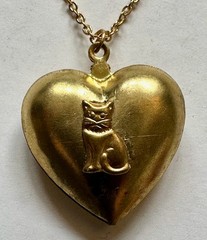 VINTAGE HEART PUFF BRASS W SMALL CAT PENDANT 1″ NECKLACE 20″ Gold Plated