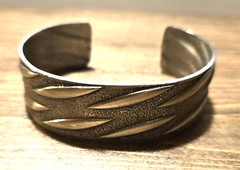 VINTAGE CUFF BRACLET MEASURES APPROX 3.2 INCHES ACROSS AND 1 INCH WIDE
