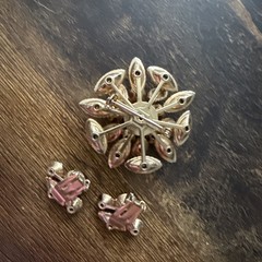 Vintage gold tone pink red rhinestone unsigned brooch pin & Clip On Earrings