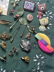 Brooch and pin lot Stickpin Brooches Gold Silver Tone Metal Mixed Materials Vtg