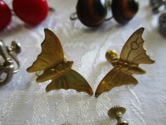 VINTAGE ESTATE JEWELRY 75 PAIR ALL OLD SCREW ON EARRINGS CROWN PARROT BUTTERFLY