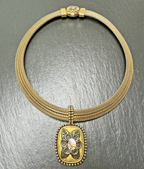 VINTAGE GOLD TONE FLEXIBLE COLLAR NECKLACE WITH MOP FLOWER PENDANT M531