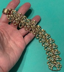 Coro Pegasus Bracelet Vtg Gold Tone Textured Bows Ribbons Design Approx 7 Inches