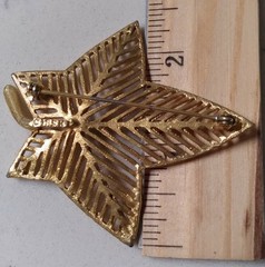 VINTAGE GOLD TONE BROOCH/PIN SIGNED “BSK” MAPLE LEAF/Ivy
