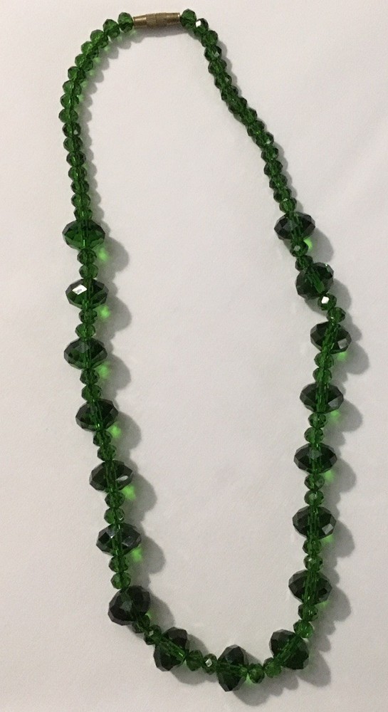 Vintage Emerald Green Faceted Glass Bead Necklace/Choker 17”