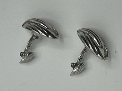 Vtg TRIFARI SILVER TONE ABSTRACT CLIP ON EARRINGS 1 1/8” Swirl Classic Ribbed