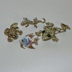 VTG Tiny Brooches Pins Gold Tone Lizard Green Eyed Frog Trifari Frog Kore Fish