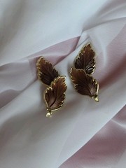 Thermoset Leaf Motif Bracelet Necklace Earrings Set Gold Tone