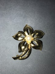 AAI Vintage Flower Pin Brooch White Faux Pearl Gold Tone Signed 1990s