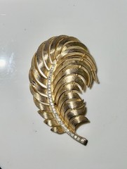 Vintage Signed TRIFARI Gold Tone FEATHER With Rhinestone Flourish Pin or Brooch