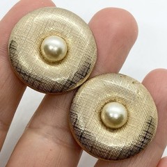 VTG MCM TEXTURED GOLD PUFFY DISC PEARL HUGGIE EARRINGS CLIP-ON