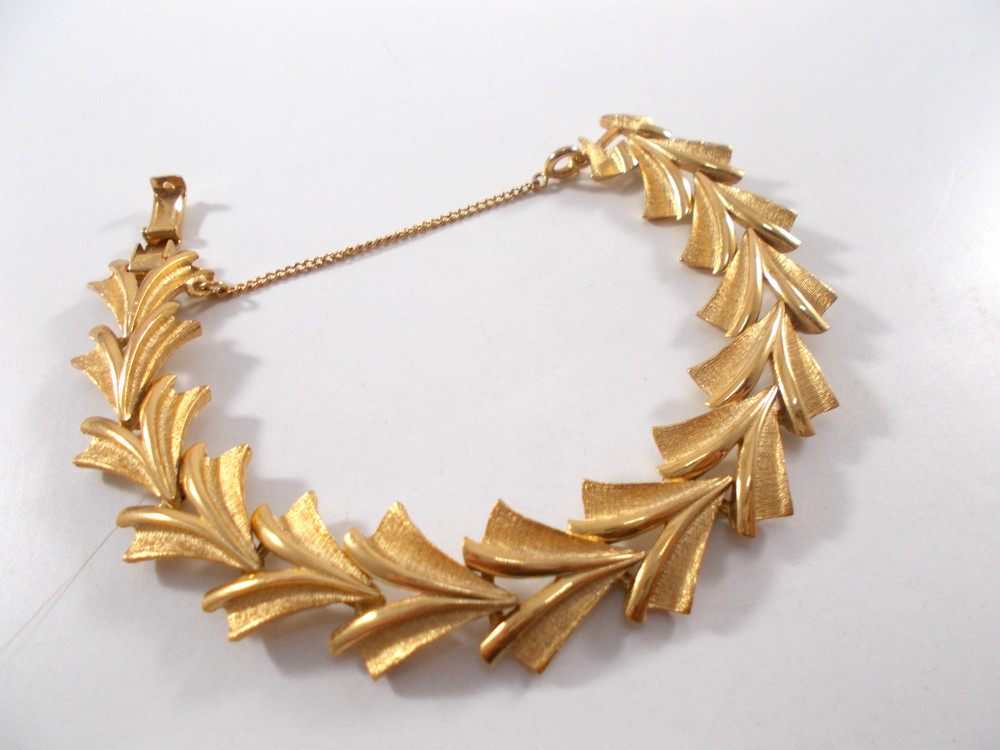 VTG 1960’s Gold Tone Puccini Textured V-Link Bracelet with Safety Chain