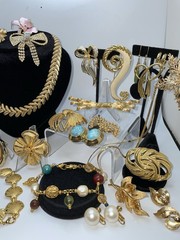 29 Pcs Vintage Gold Tone High End Jewelry Brooch Necklace Earrings Bracelet Lot