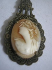 Small 1 3/4″ Vintage (Antique?) Carved Shell Pretty Lady Cameo in Brass Bezel