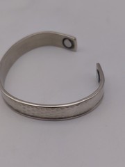 Sergio Lub Cuff Bracelet Hammered Silver Tone with Magnets Small 6.25 In