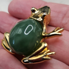 Vintage Kenneth J Lane Frog Green belly Brooch Pin Gold Tone Signed Faux Jade