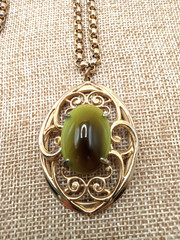 Vtg Whiting and Davis Gold Tone Green Glass Pendant on 21 In Rolo Chain Necklace