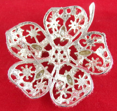 2.5″ VTG REFRACTIVE CLEAR GLASS RHINESTONE & SILVER TONE DAISY FLOWER BROOCH PIN
