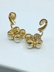 Vintage Crown Trifari Gold Tone Twist Faux White Pearl Clip On Earrings 1/2″