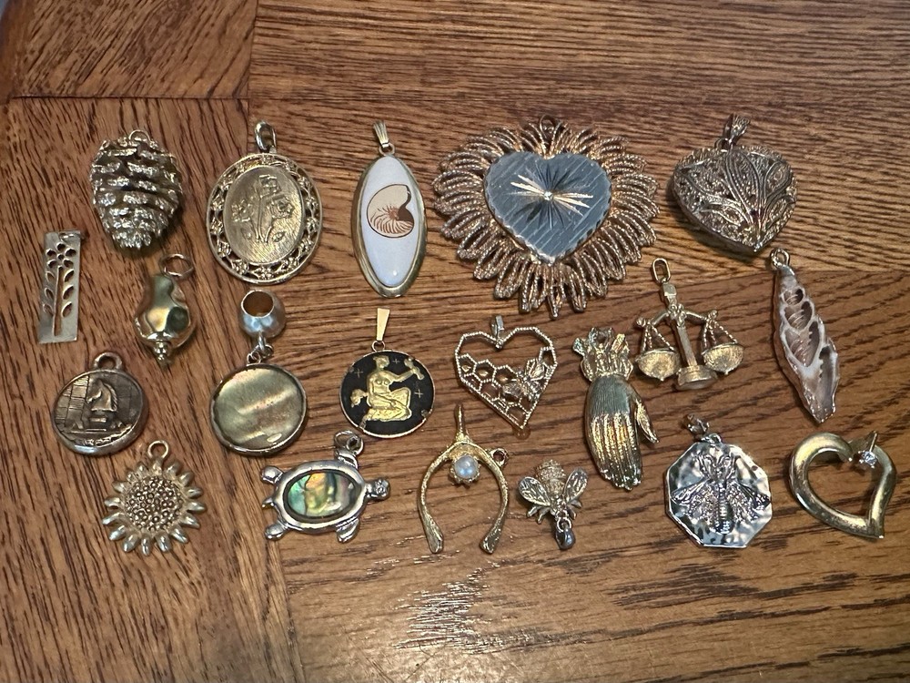 Vintage To Modern 20 Piece Lot Gold Tone Pendants Charms Hearts Bees Turtle Hand