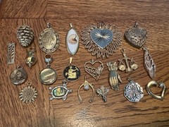 Vintage To Modern 20 Piece Lot Gold Tone Pendants Charms Hearts Bees Turtle Hand