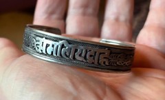 Tibetan Silver OM MANI PADME HUM Mantra w/repousse designs 0.5″ Wide Bracelet 44