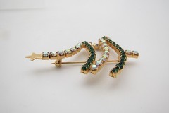 Vtg Stylized Christmas Tree Brooch w/Green & Crystal Rhinestones & Dangles