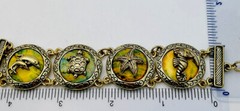 Vintage 1990s Gold Tone Lucite Sea Life Toggle Bracelet 7”