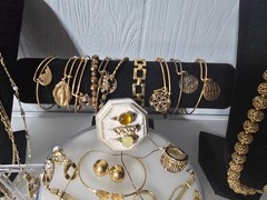 WOW Nice Versatile Vintage/Now Gold Tone Jewelry lot Some Signed
