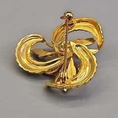 Vintage Damascene Brooch Spiral Imitation Pearl Gold Tone 1.5″